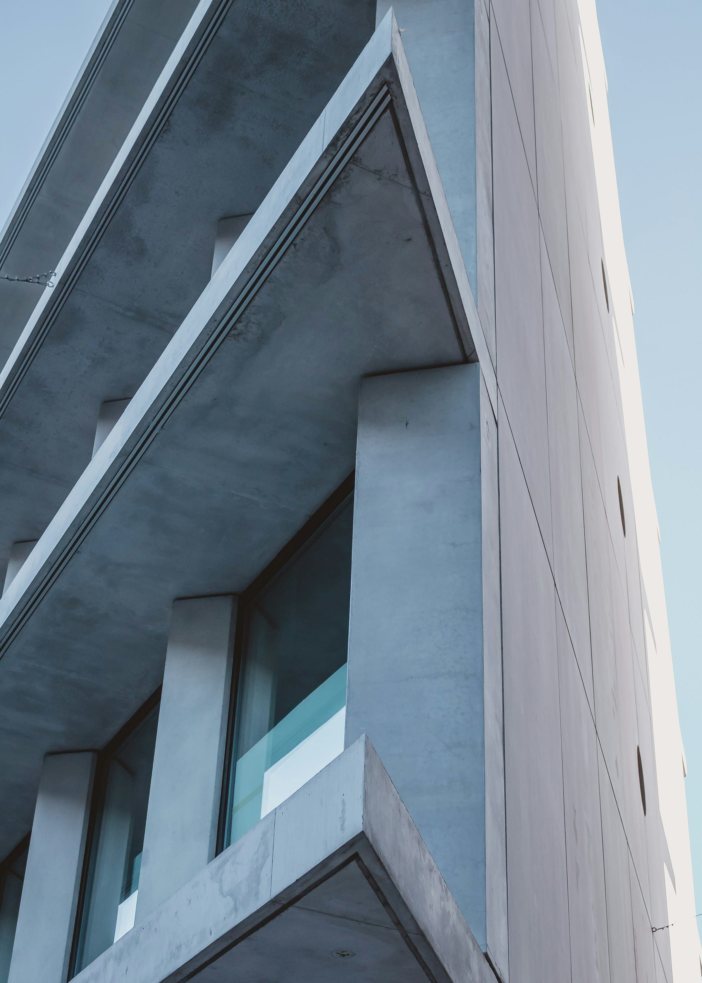 Architecture contemporaine en béton et verre