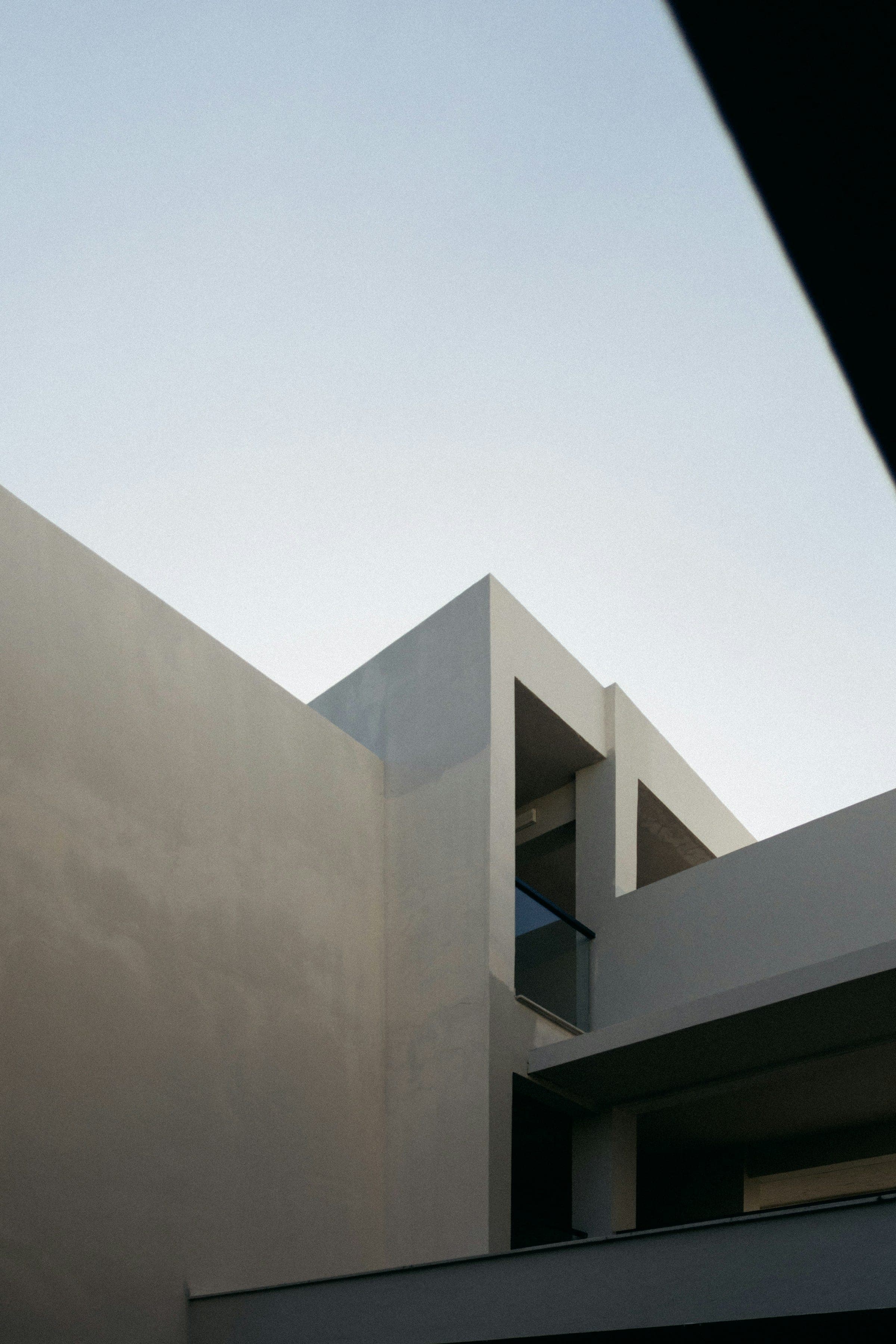 Volumes d’une façade contemporaine se détachant sur le ciel