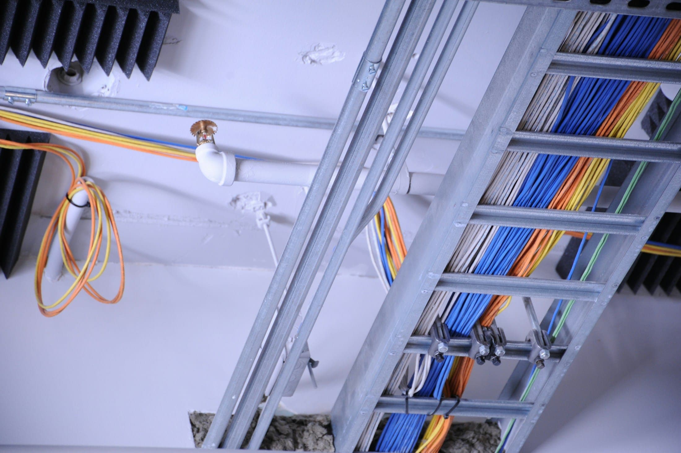 Chemins de câbles et câblage électrique en plafond