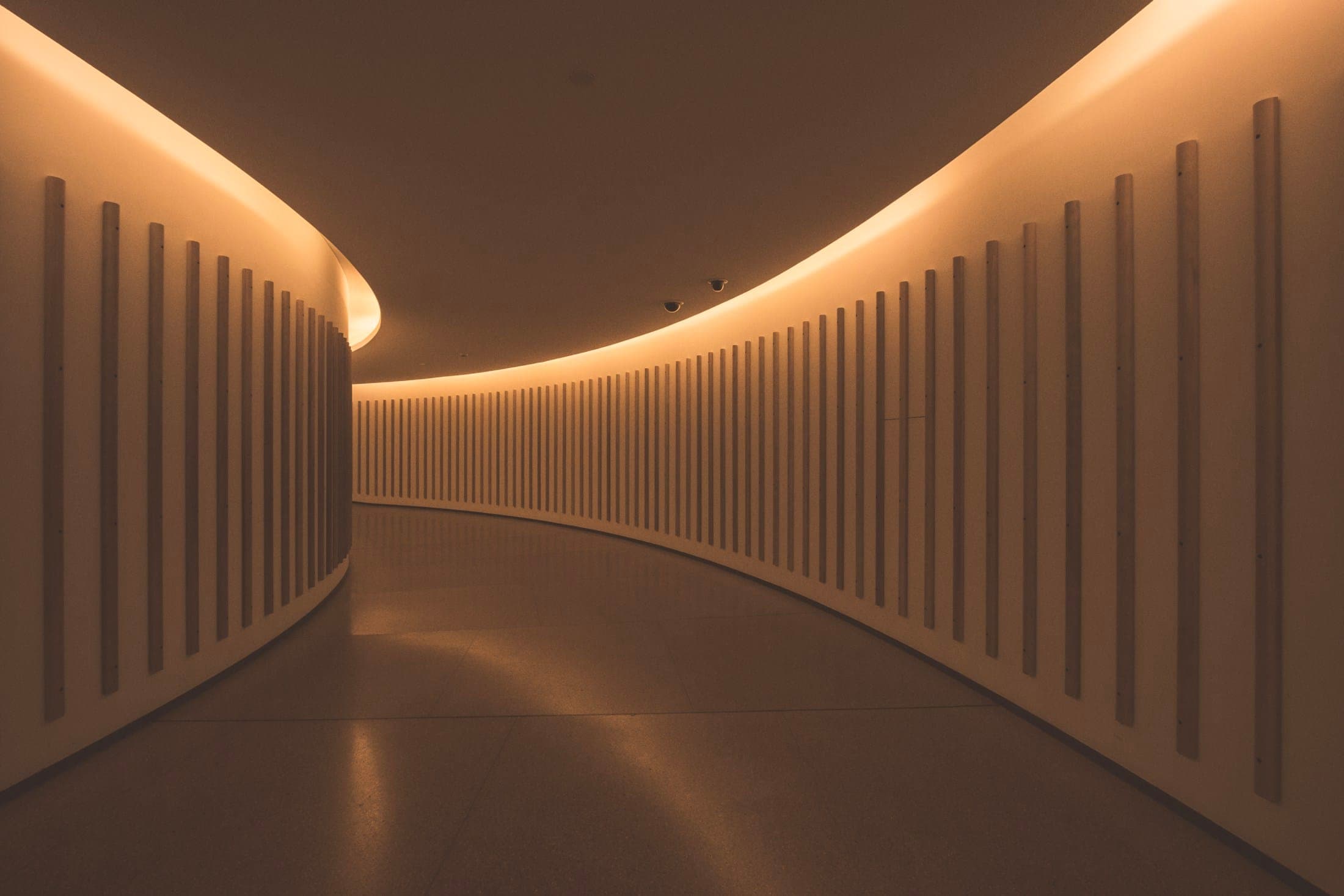 Couloir contemporain mis en valeur par un éclairage indirect