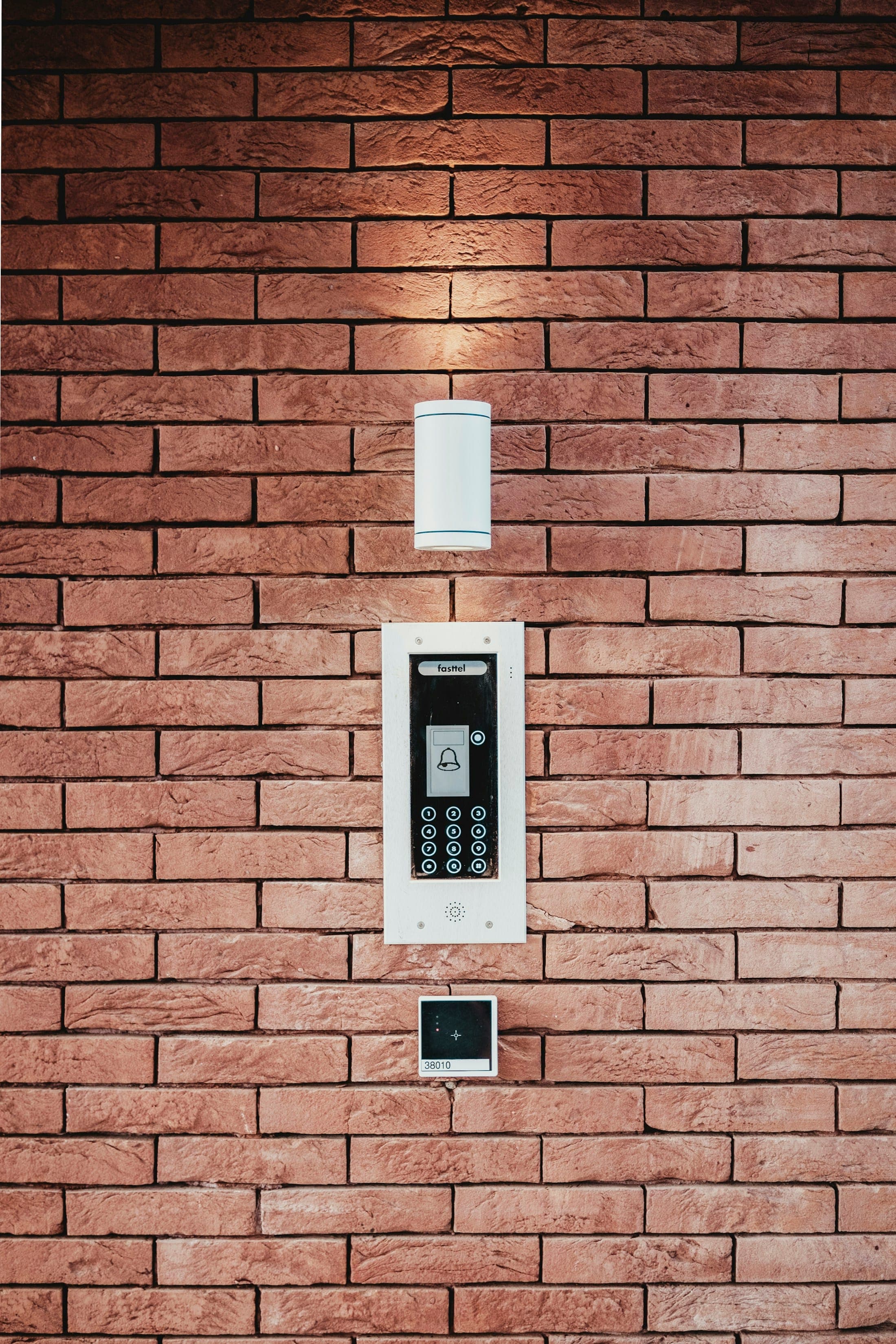 Interphone à clavier sur un mur en brique