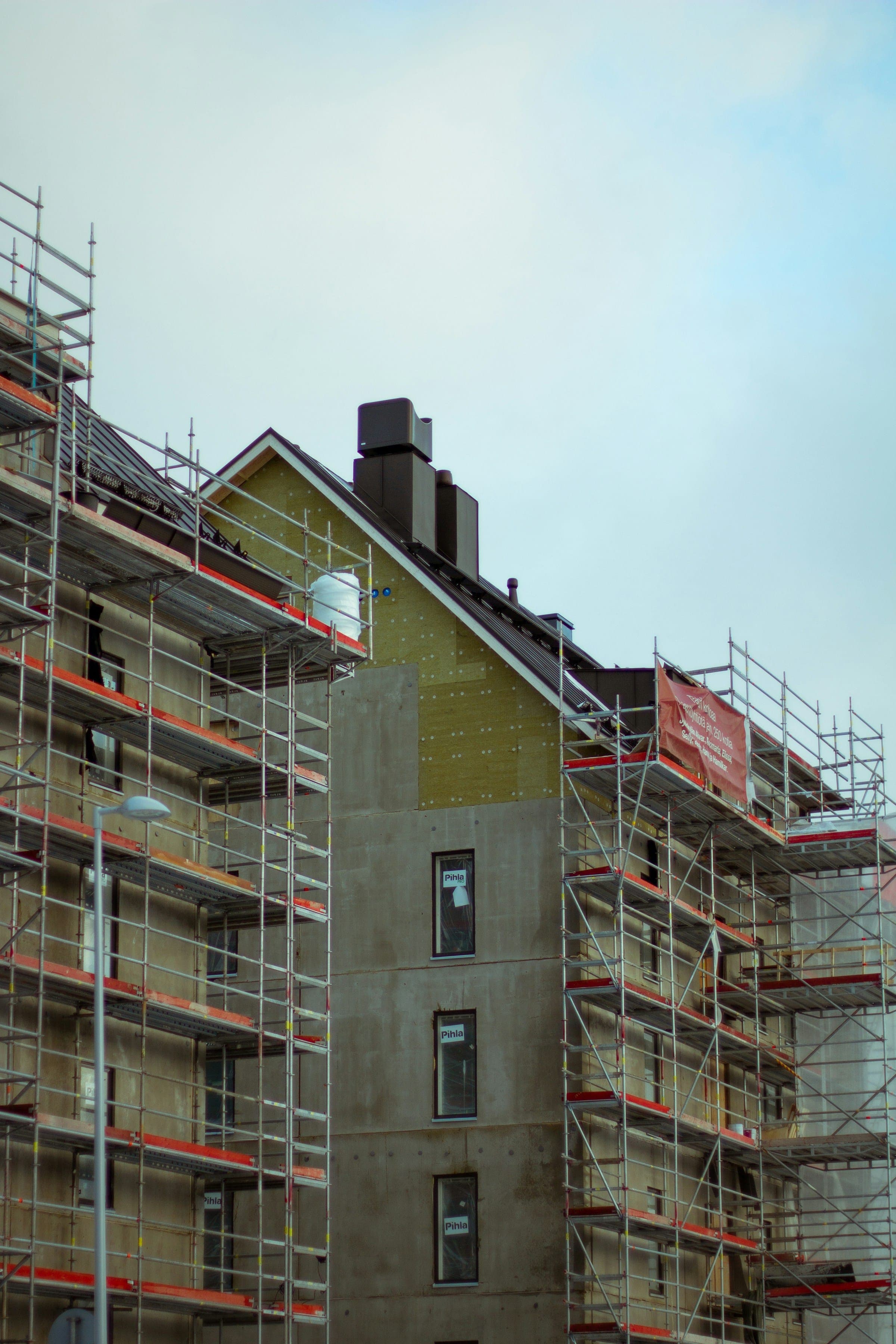 Façade en cours d’isolation par l’extérieur, sous échafaudage