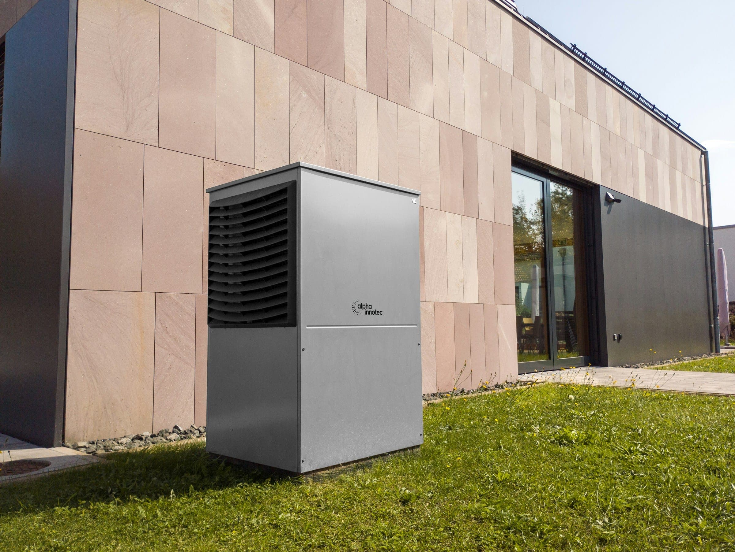 Pompe à chaleur installée devant un bâtiment contemporain