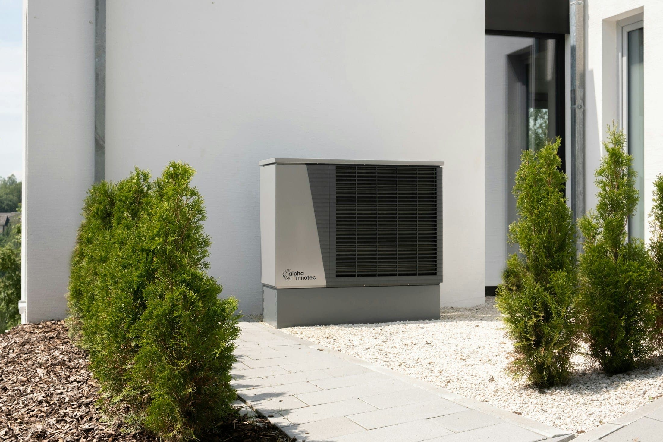 Pompe à chaleur air/eau installée au pied d’une maison