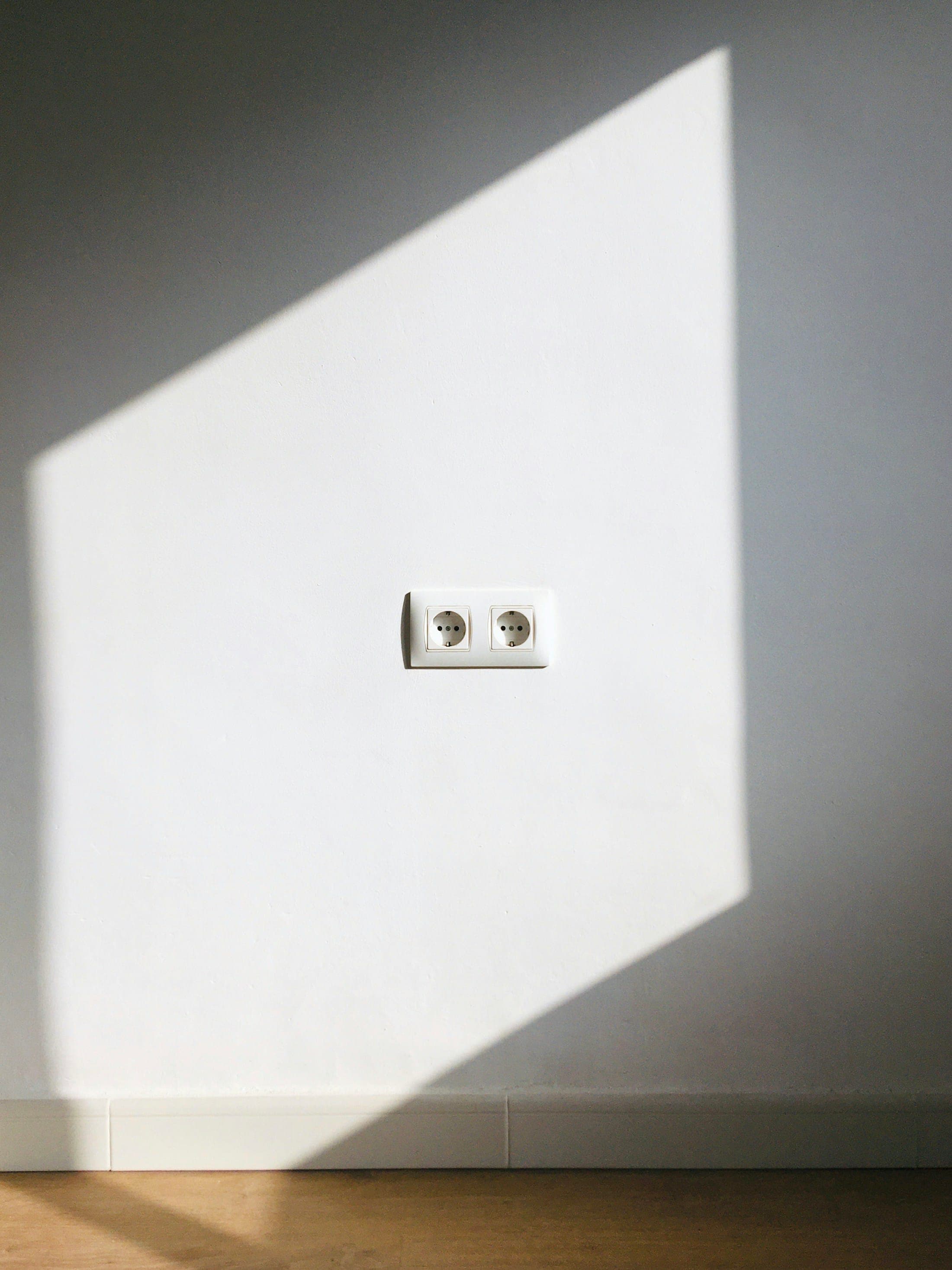 Double prise électrique sur un mur blanc