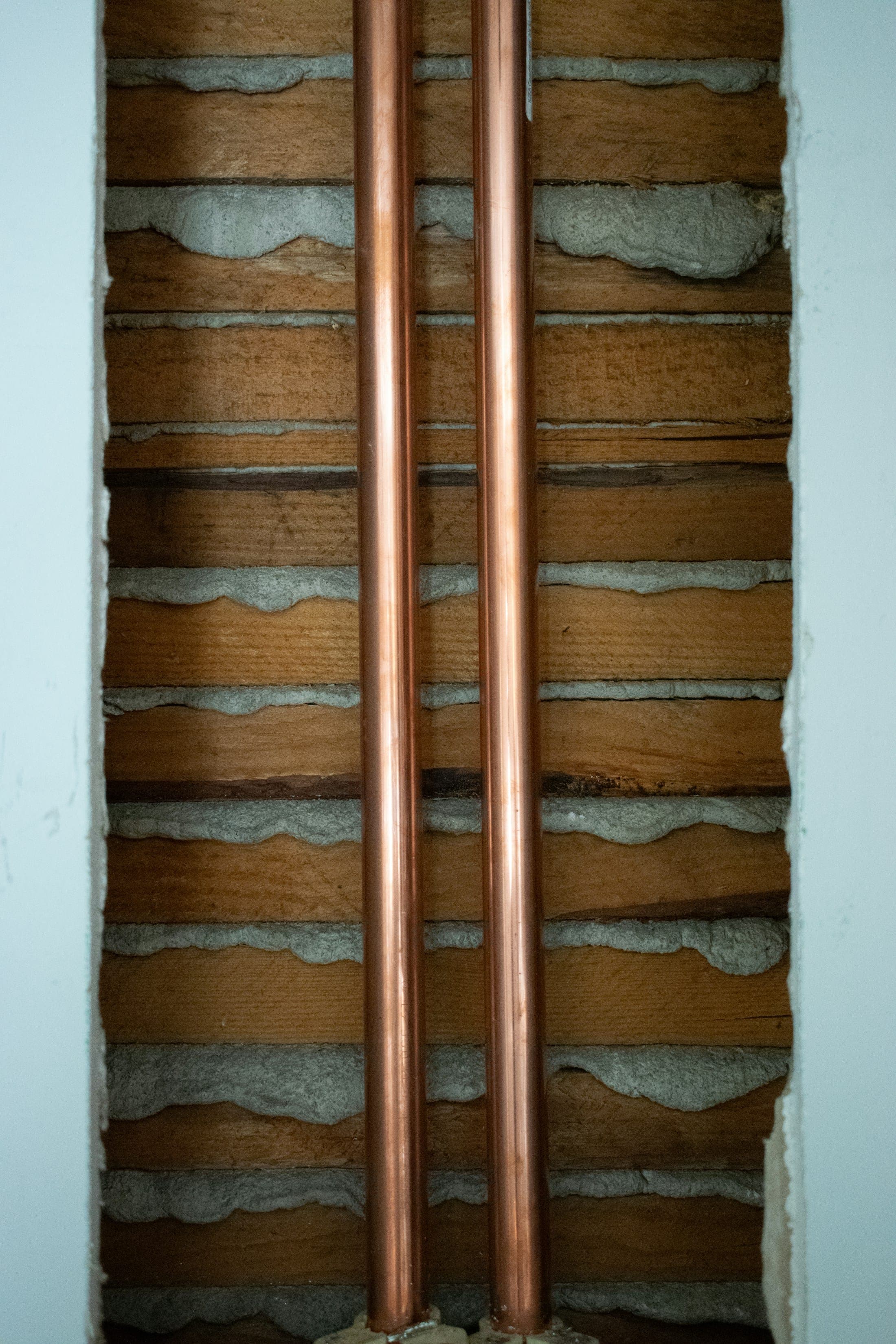 Canalisations en cuivre dans un mur