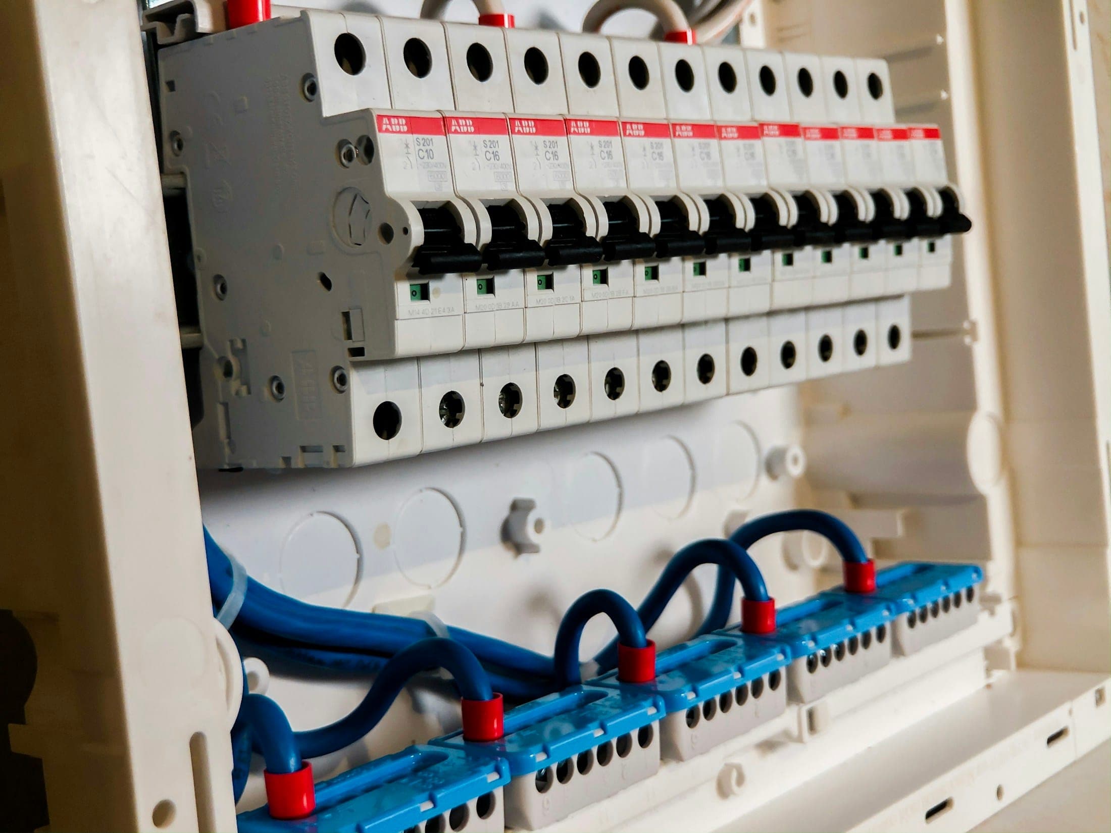 Rangée de disjoncteurs dans un tableau électrique
