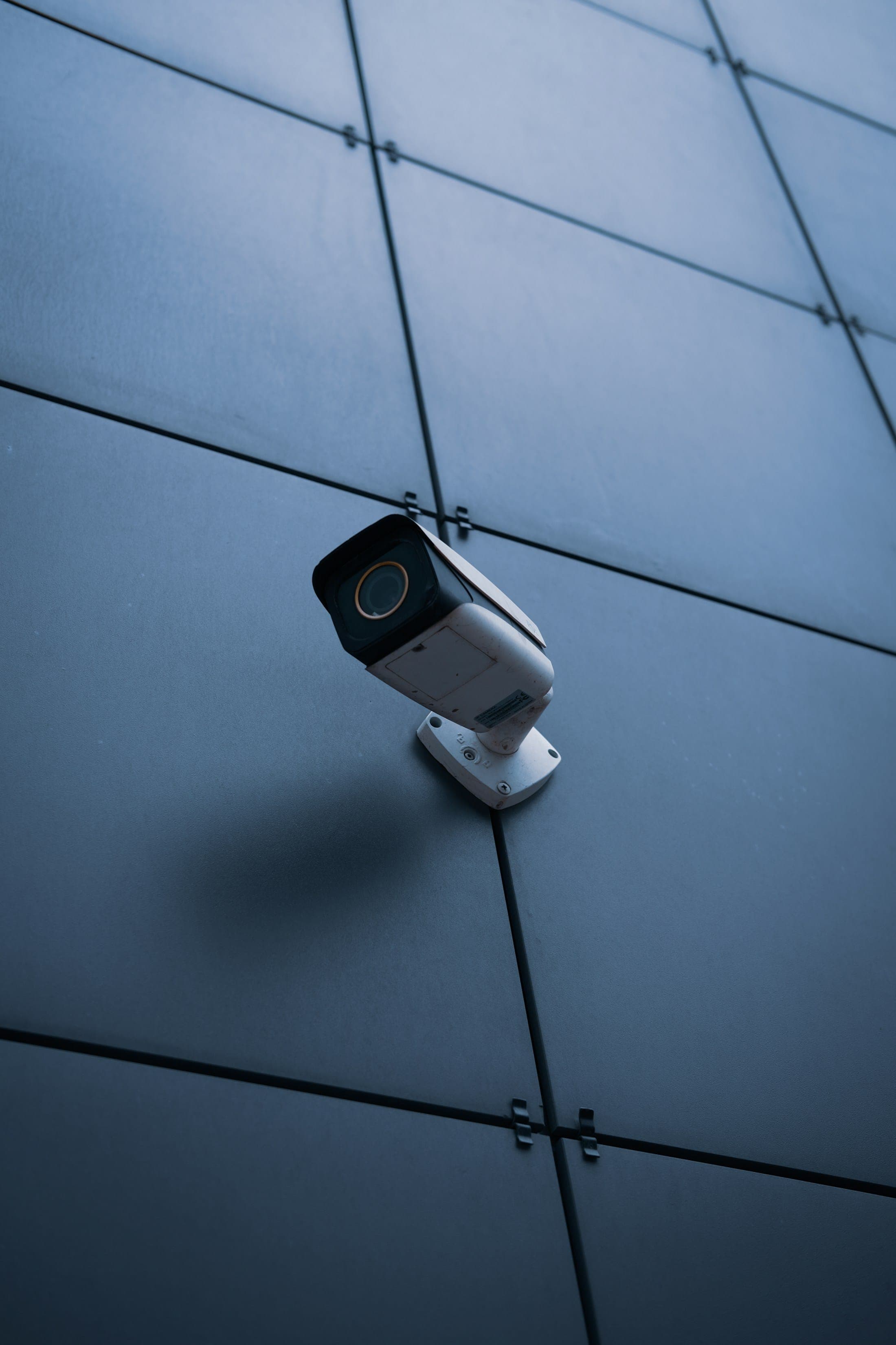 Caméra de vidéosurveillance fixée sur une façade