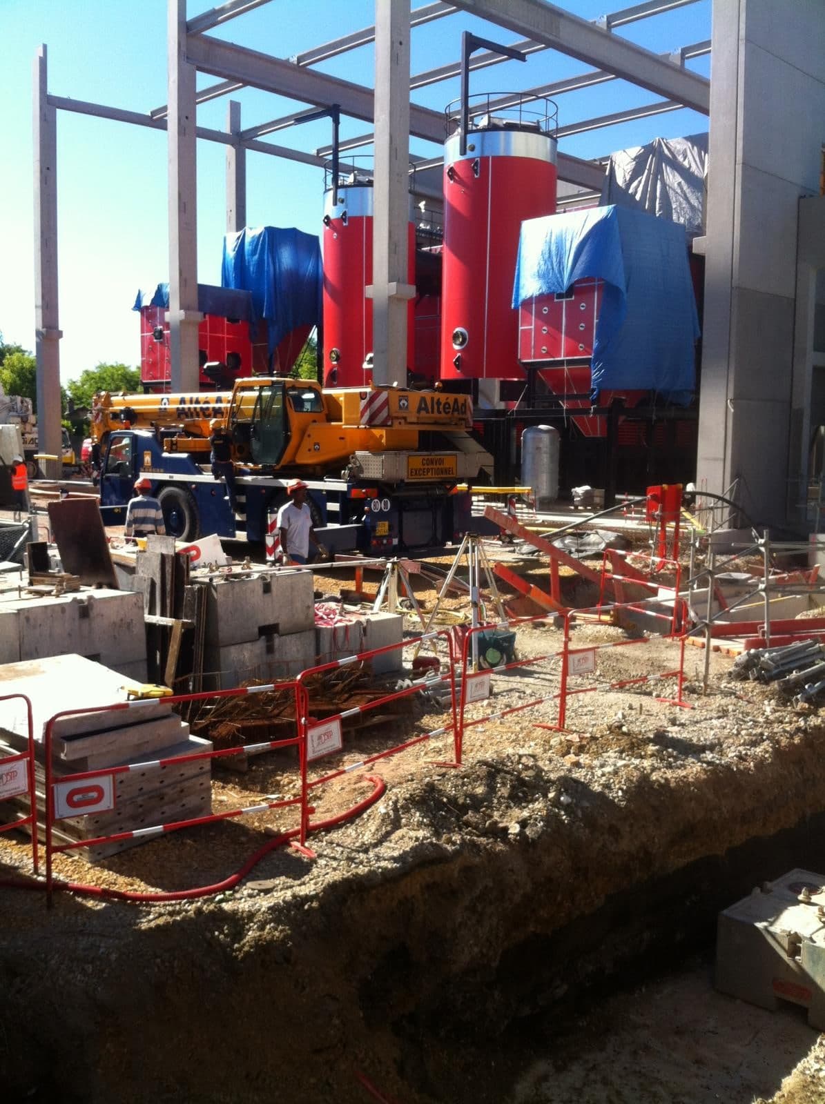 Chantier de chaufferie : chaudières de grande puissance, grue de levage et tranchée de réseaux