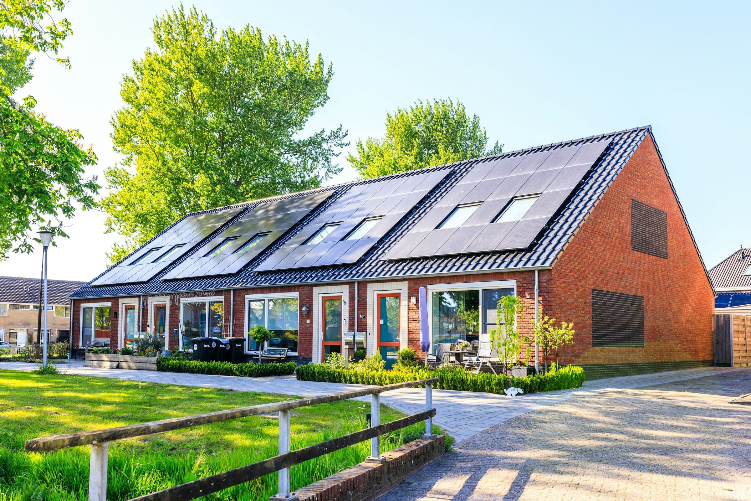 Maisons en brique équipées de panneaux solaires en toiture