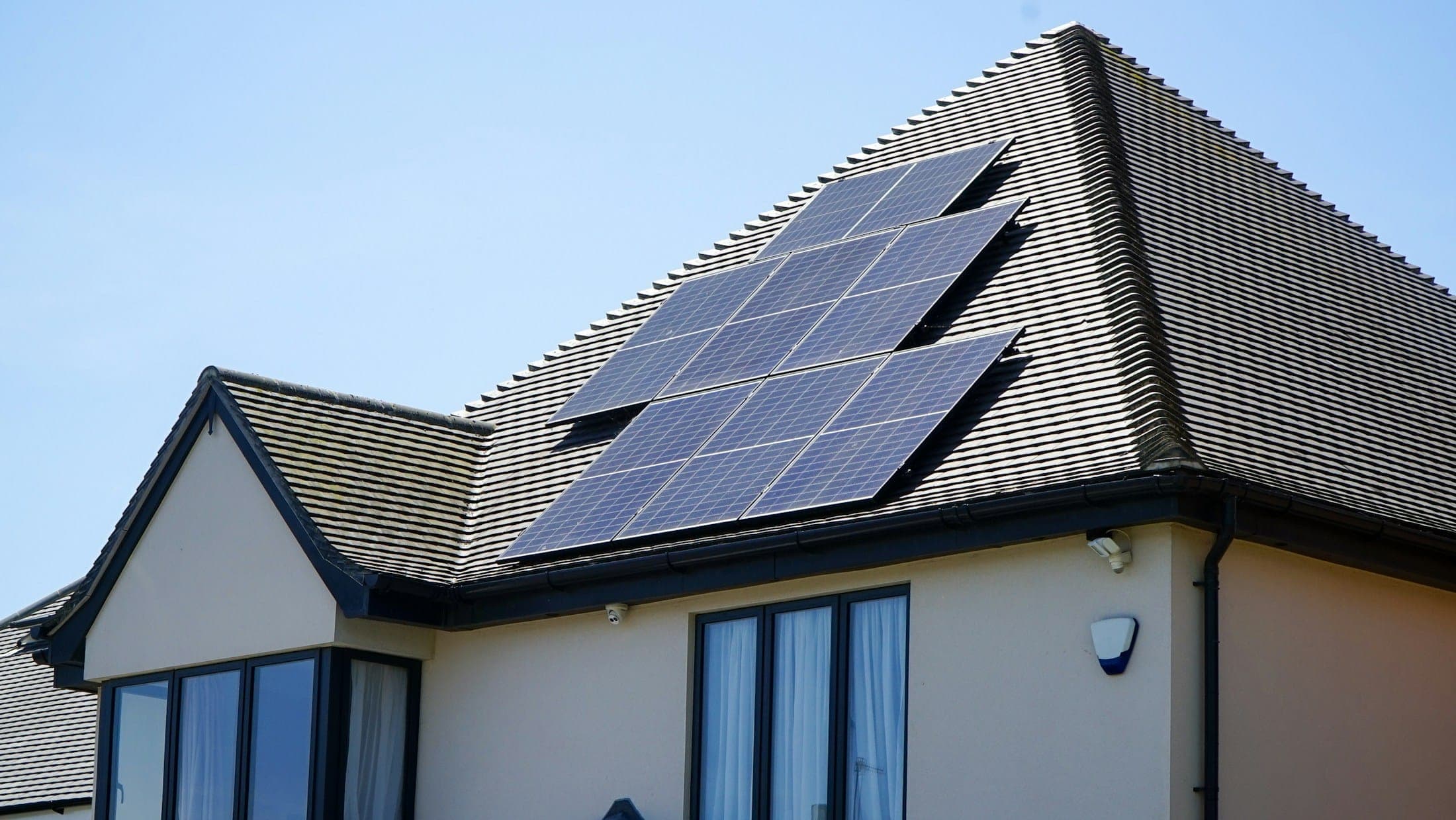 Maison équipée de panneaux photovoltaïques en toiture